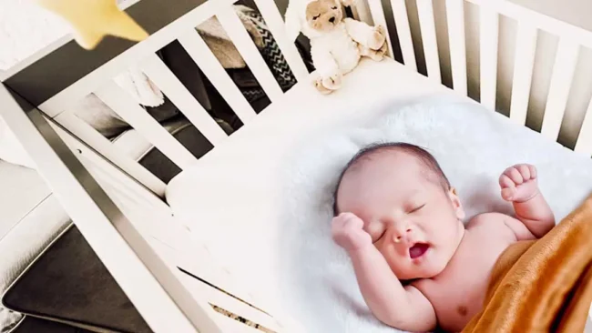 Newborn-sleeping-in-crib-right-away